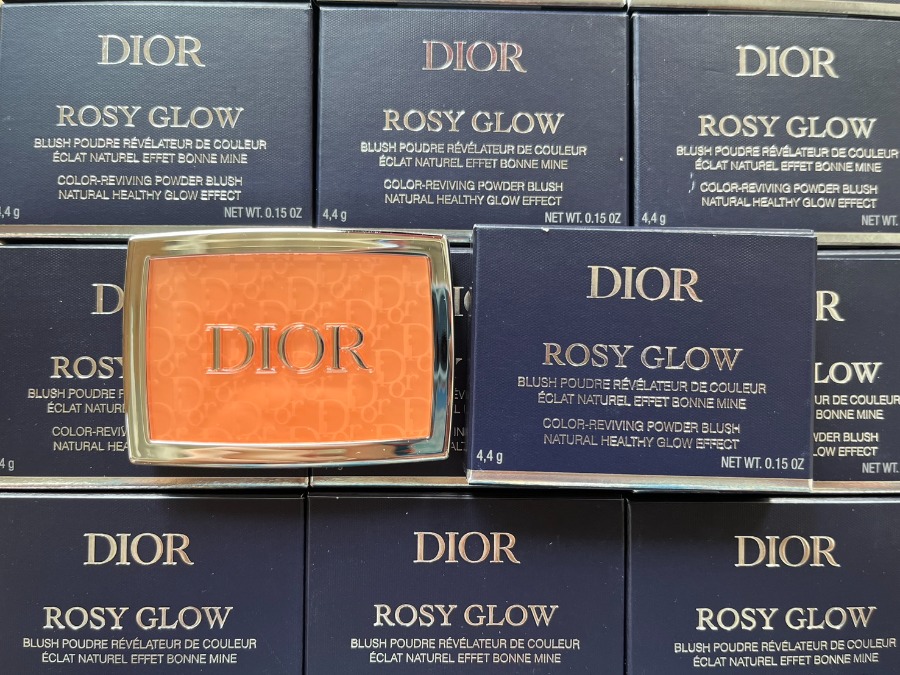 Dior Rosy Glow Blush 4.4g. สี 004 Coral (เคาเตอร์ 1,700฿)