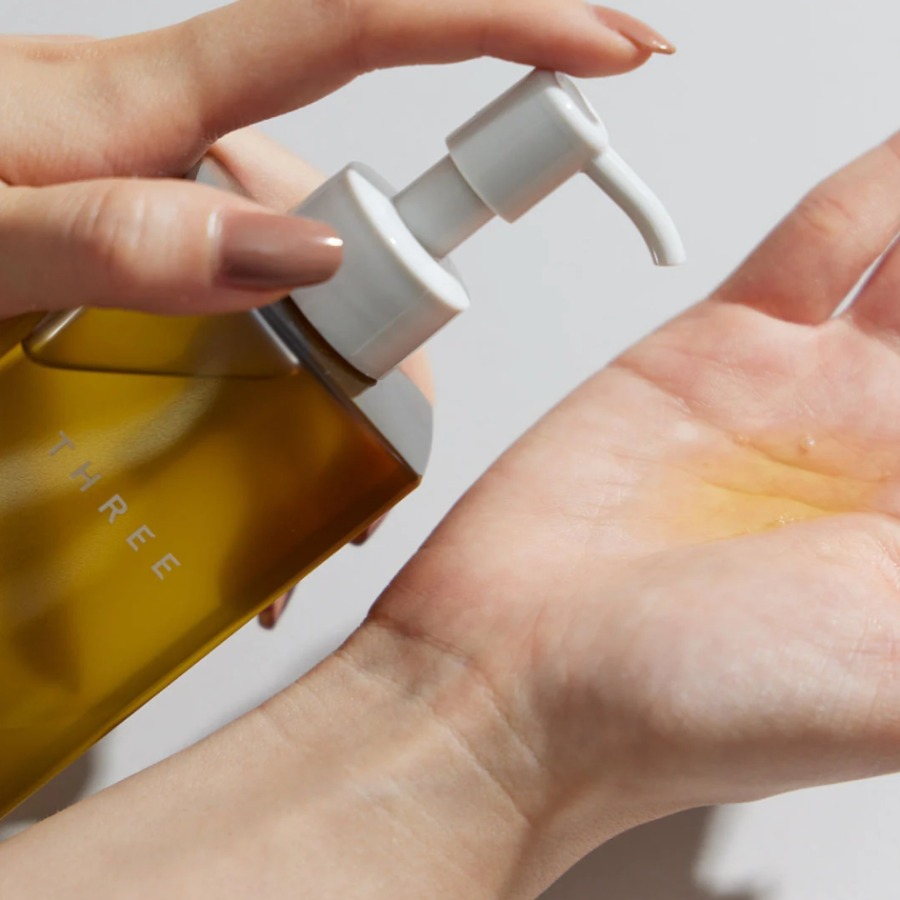 THREE Balancing Cleansing Oil 28ml.