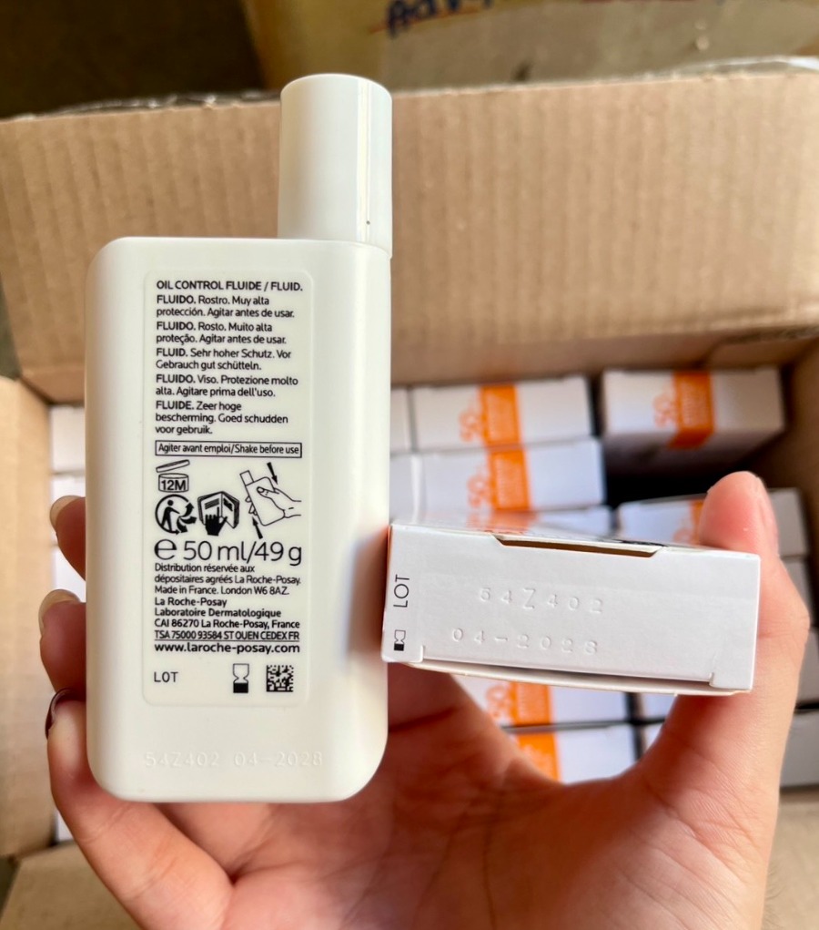 กล่องแบน/เขียว La Roche-Posay Anthelios UVMune 400 Fluide Oil Control SPF50+ 50ml.