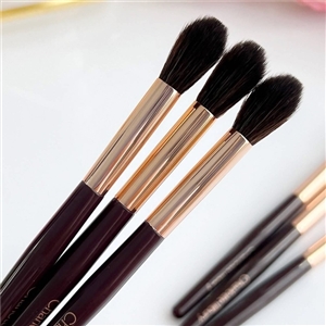 🔥 ชิ้น.ละ 110 บาท 🔥  มินิ Charlotte Tilbury Magical Mini Eye Blender Brush  แปรงลงอายแชโดว์ ขนาดมินิ ความยาว 11cm. สามารถลงแป้ง รองพื้น ใช้กับแป้งฝุ่น แป้งอัดแข็ง หรือแม้แต่รองพื้นชนิดครีมหรือน้ำก็ไ