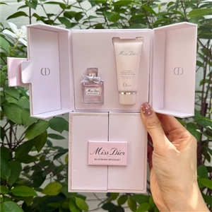 แพ็คเกจใหม่ Miss Dior Blooming Bouquet EDT 5ml. + Body Milk 20ml.