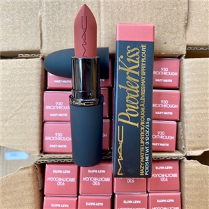MAC Powder Kiss Lipstick 3g. #930 BRICK THROUGH (เคาเตอร์ 1,100฿)