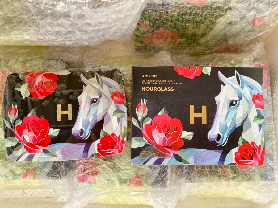 ม้า Hourglass Holiday 2025 Ambient Lighting Edit Palette #Horse