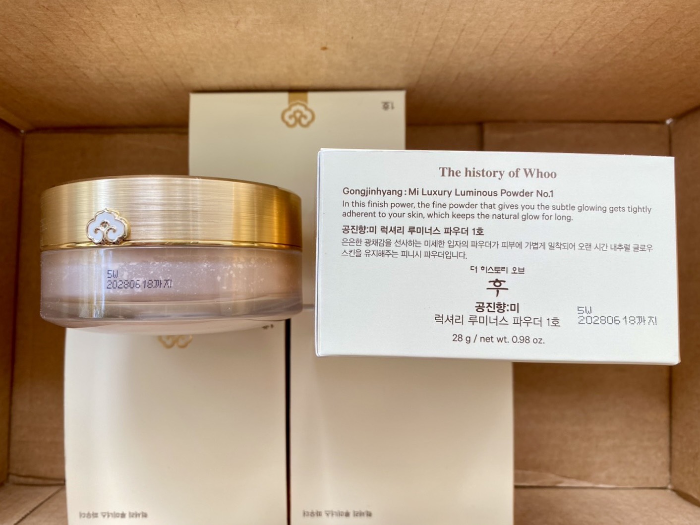 แป้งฝุ่น The History of whoo Gongjinhyang MI Luxury Luminous Powder 28g. (เคาเตอร์ 2,890฿)