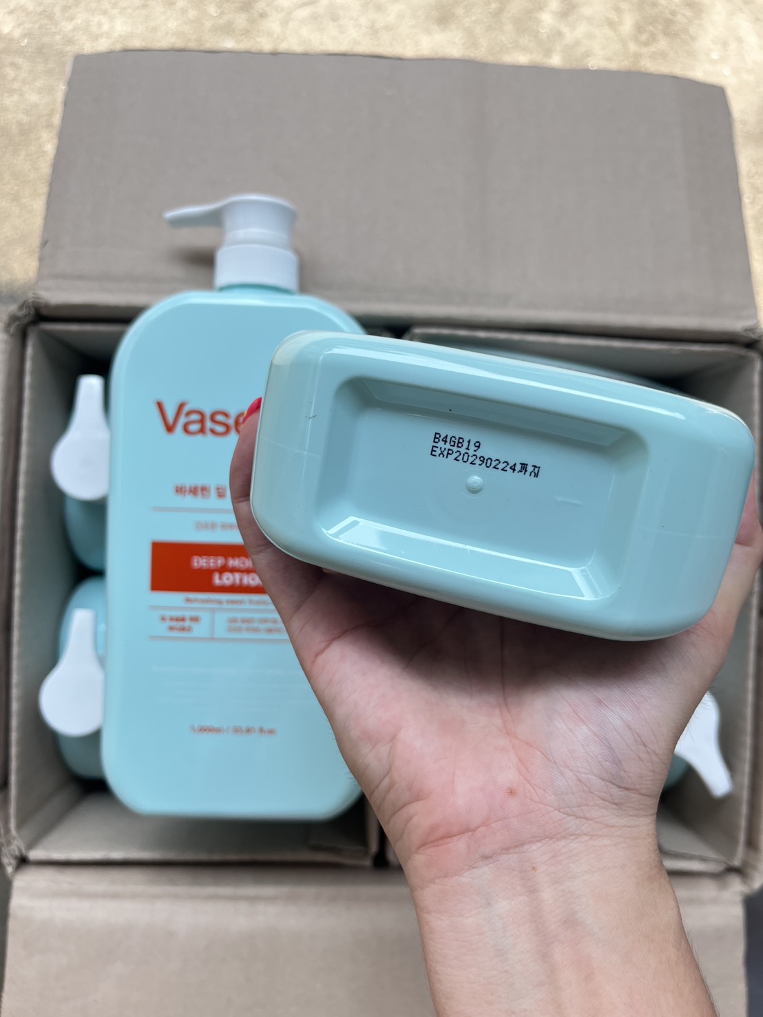 รุ่นใหม่ Vaseline Moisture Lotion 1000ml. #สีฟ้า Deep Moisture