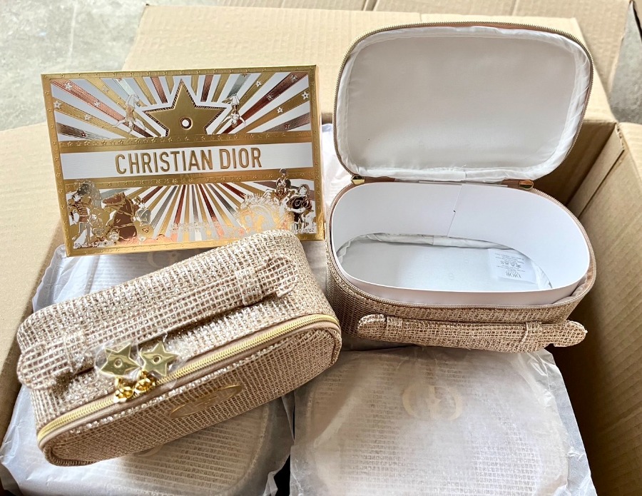 (กล่อง+กระเป๋าสีทอง) Dior Vanity Case 2025