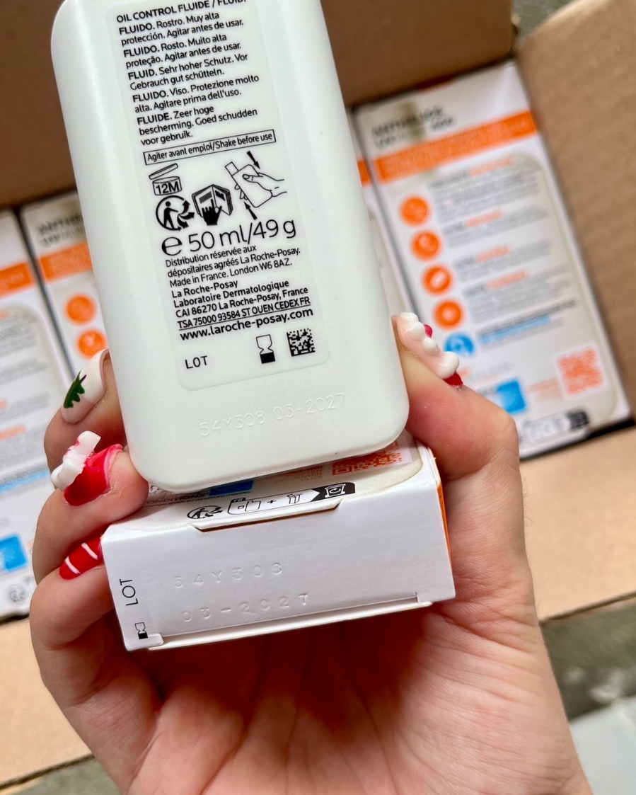 La Roche-Posay Anthelios UVMune 400 Fluide Oil Control SPF50+ 50ml. กล่องแบน แถบเขียว